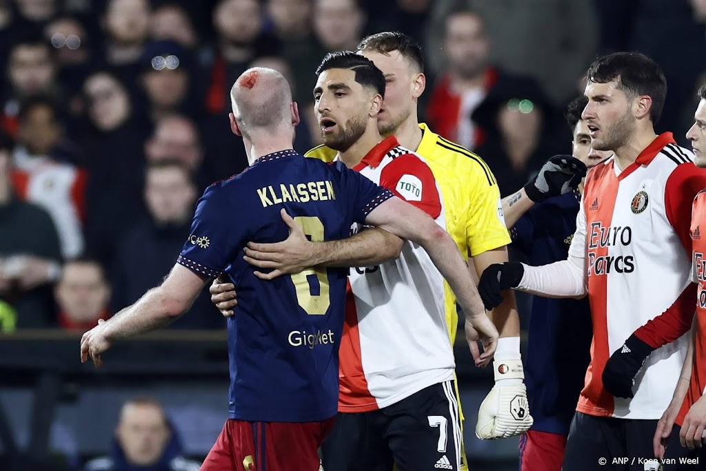Feyenoord - Ajax gestaakt na hoofdwond bekogelde Klaassen    