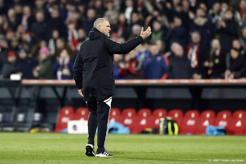 Assistent De Wolf spreekt De Kuip toe: gebruik je verstand