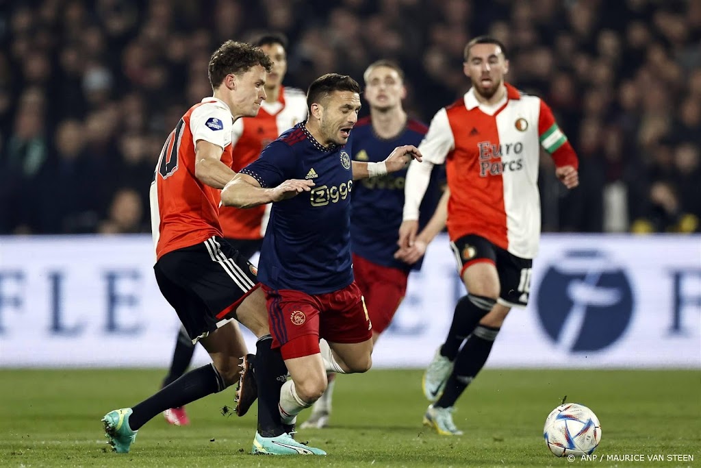 Ajax knokt zich naar bekerfinale in tijdelijk gestaakt duel