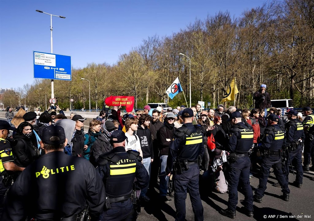 ANWB: verkeer rond Den Haag compleet vastgelopen door demo A12