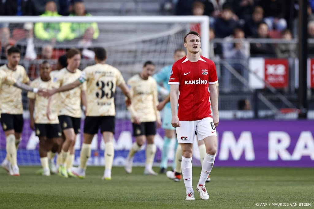 Feyenoord wint in Eredivisie ook bij AZ en voert druk op PSV op