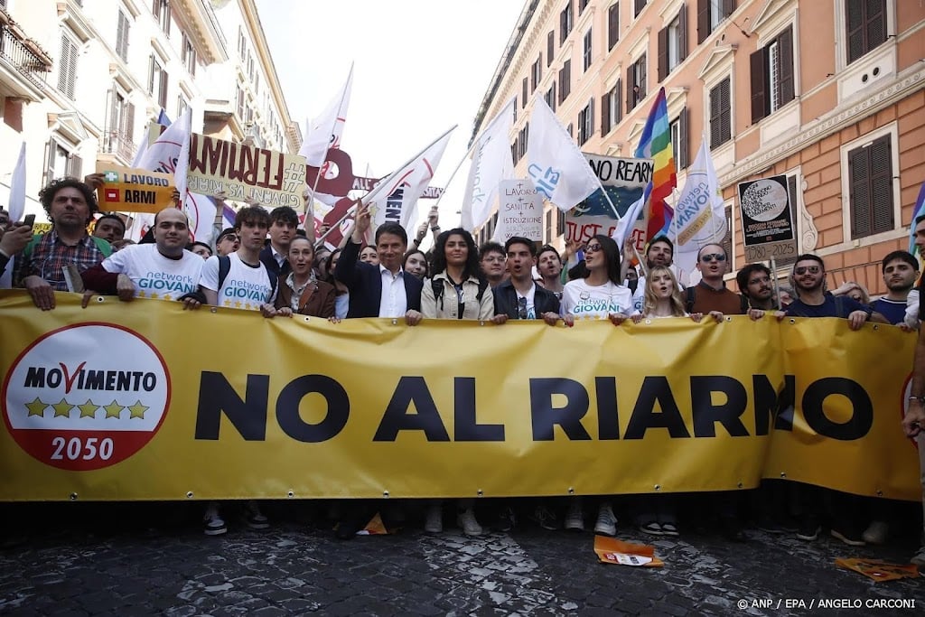 Massale betoging in Rome tegen Europese herbewapening en oorlog