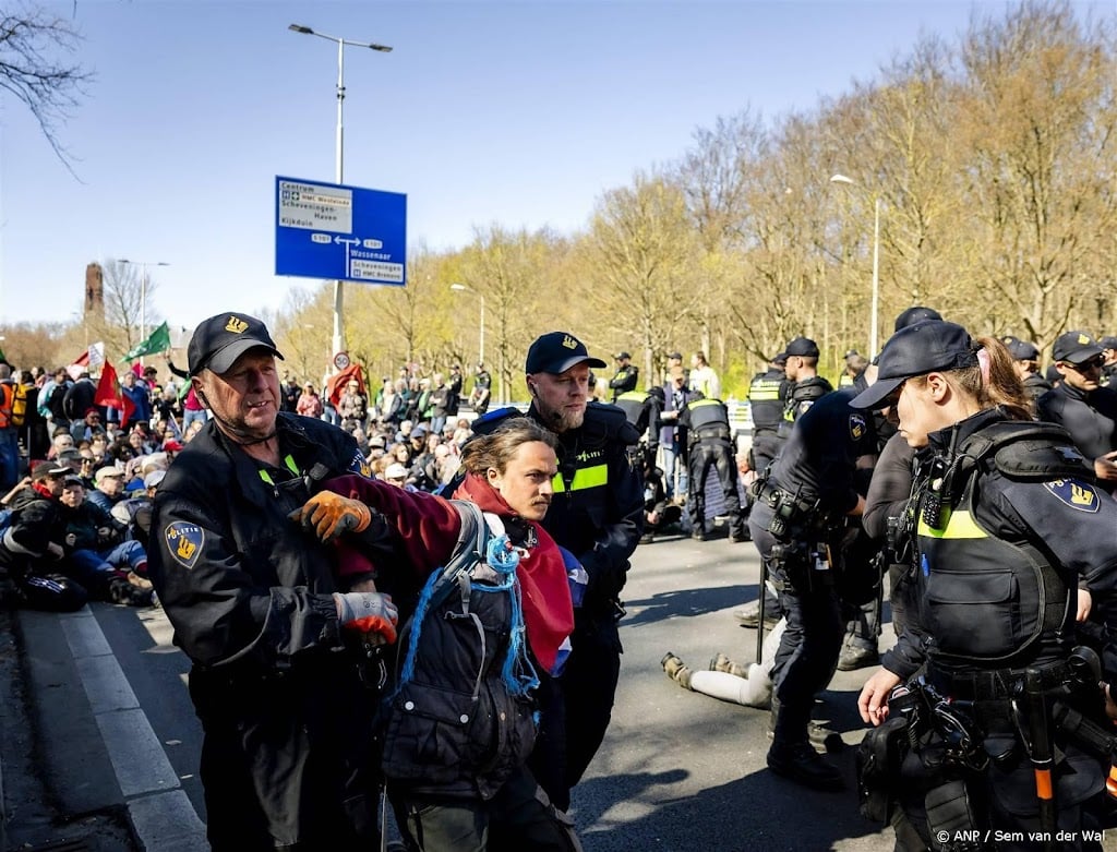 Ruim 500 actievoerders aangehouden bij XR-demo op A12 in Den Haag