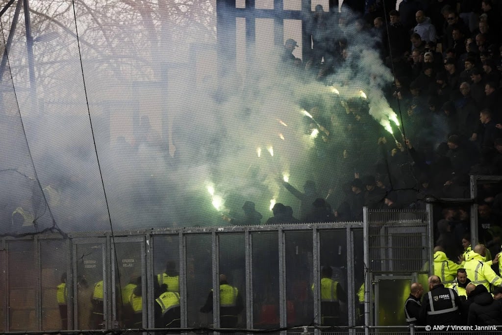 IJsselderby 1,5 uur later begonnen na ontruiming vak met PEC-fans