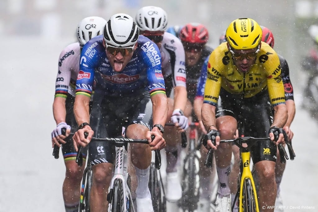 Wielrenners die in Ronde van Vlaanderen door rood reden vervolgd