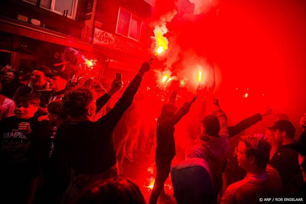 PSV verkleint achterstand op Ajax tot negen landstitels