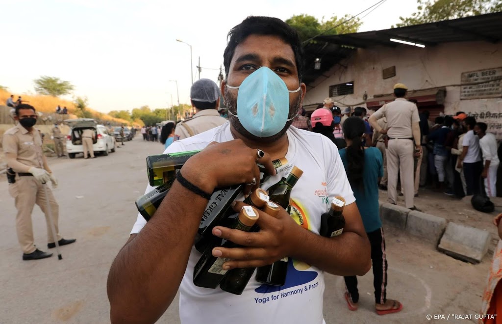 'Coronabelasting' tegen drukte bij slijters in India