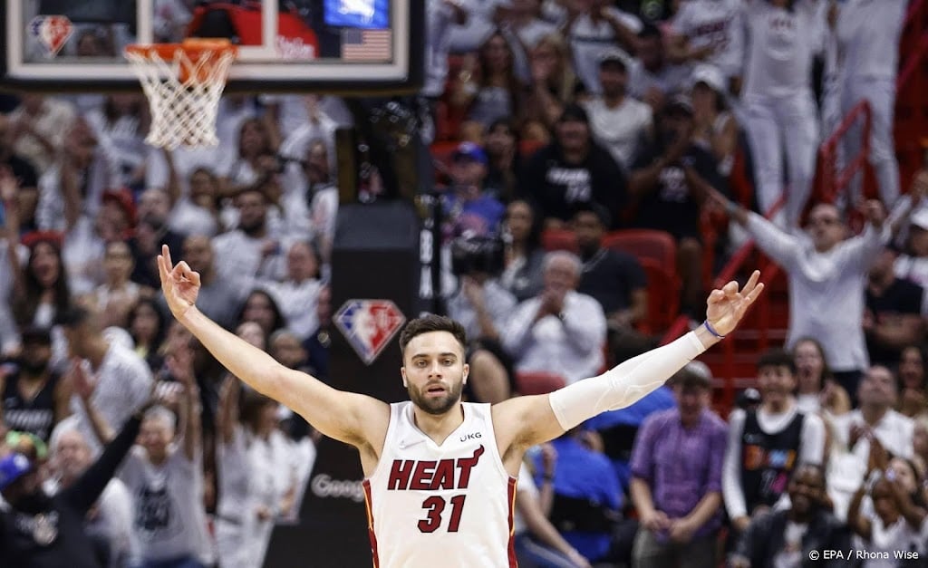Basketballers Phoenix en Miami steviger aan leiding in play-offs