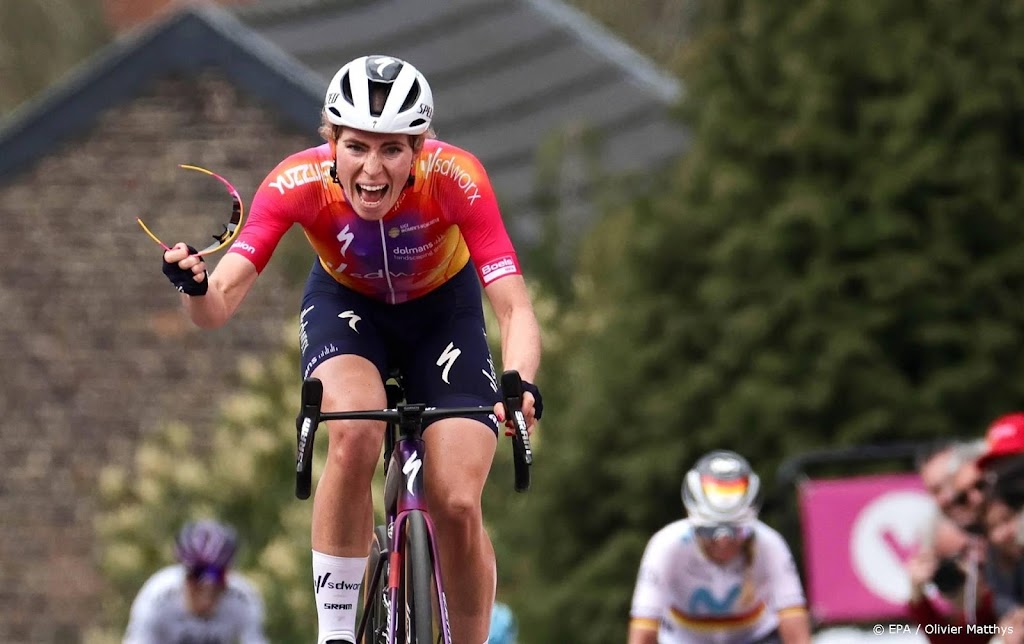 Wielrenster Vollering pakt met knappe zege de leiding in Vuelta 