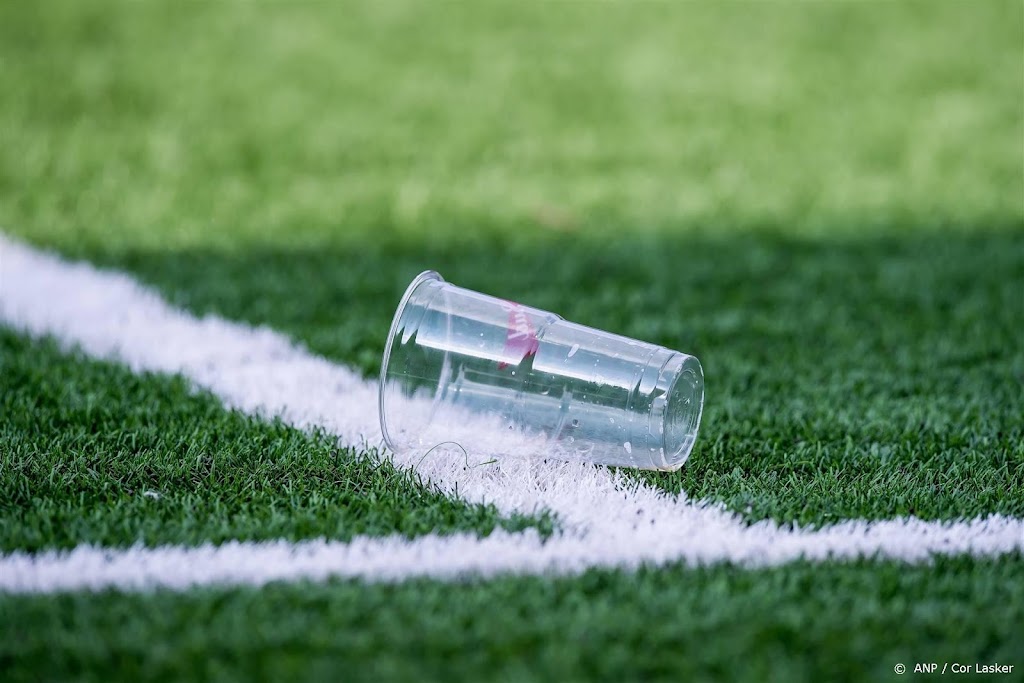 De Graafschap - MVV stilgelegd na gooien bier op het veld