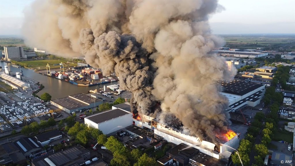 Nablussen brand Oss gaat door, omwonenden nog niet naar huis