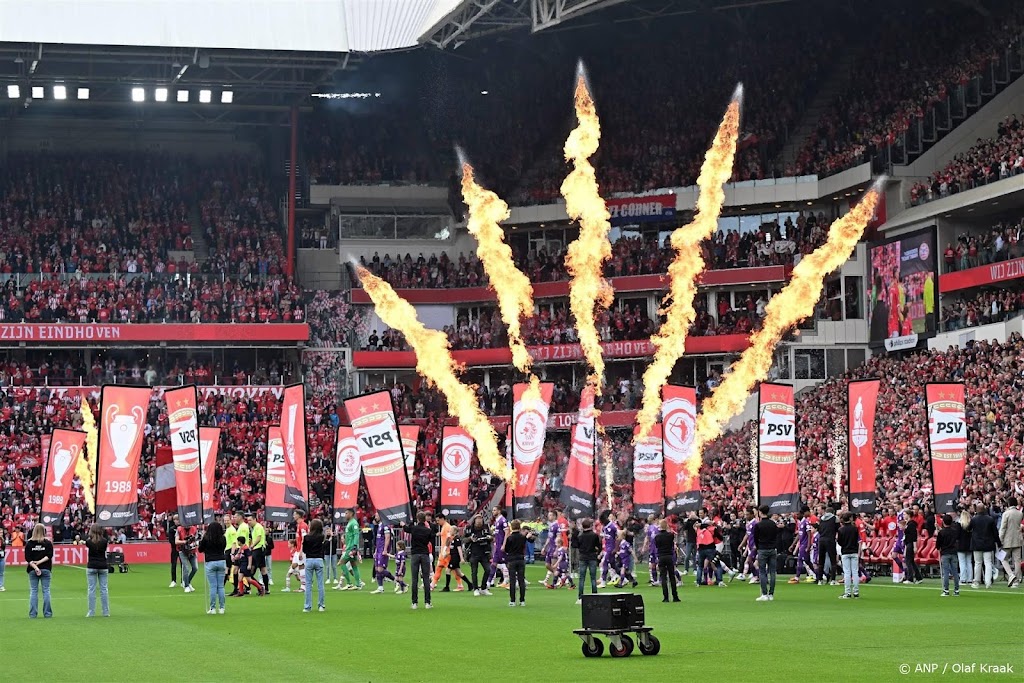 Duizenden kijken in Eindhoven op straat naar PSV - Sparta