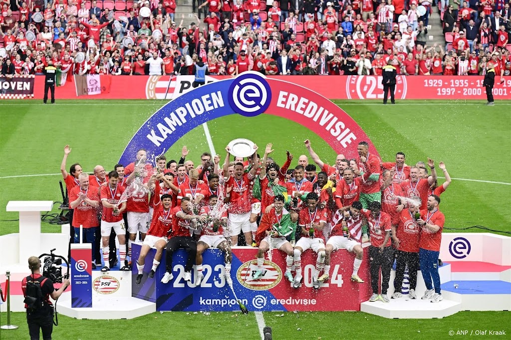 Oud-doelman Van Breukelen overhandigt PSV'ers kampioensschaal
