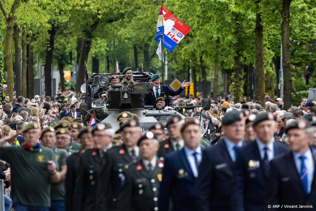 WO II-veteranen voorop in Vrijheidsdefilé, ruim 1700 deelnemers