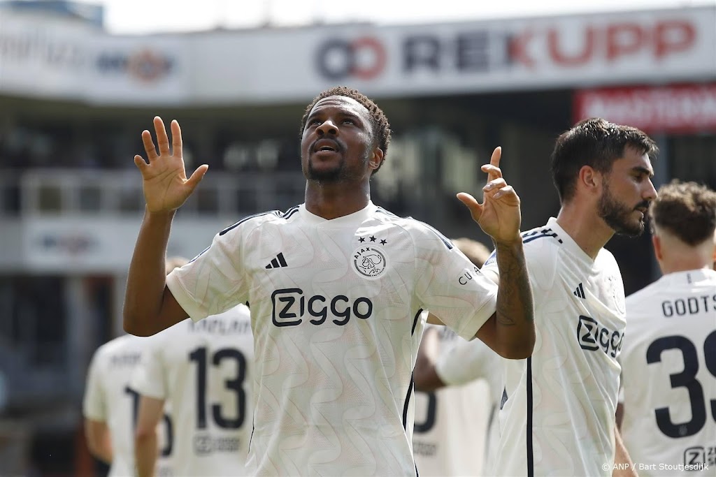 Ajax blijft vijfde en duwt Volendam naar eerste divisie 