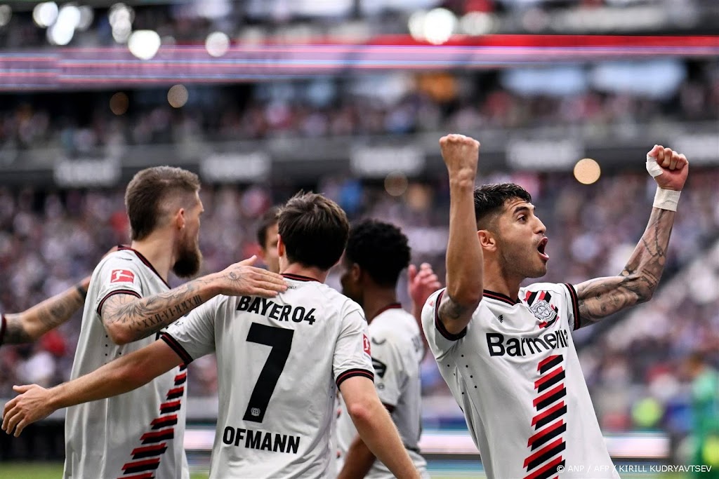 Ongeslagen Leverkusen wint ruim bij Frankfurt, Frimpong scoort
