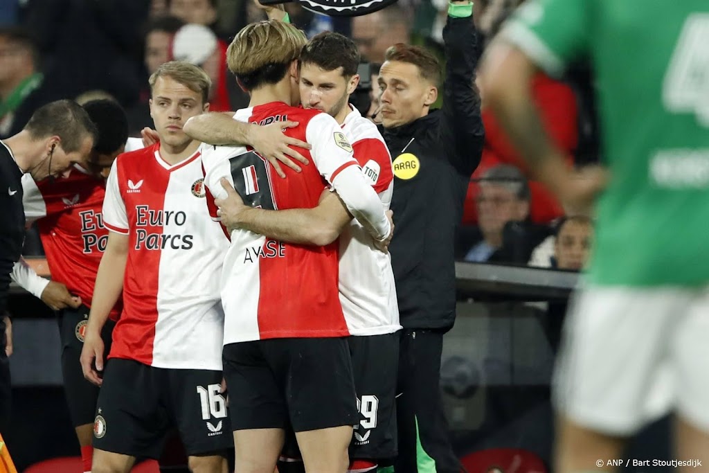 Feyenoord klopt PEC met 5-0, fans juichen Slot uitgebreid toe