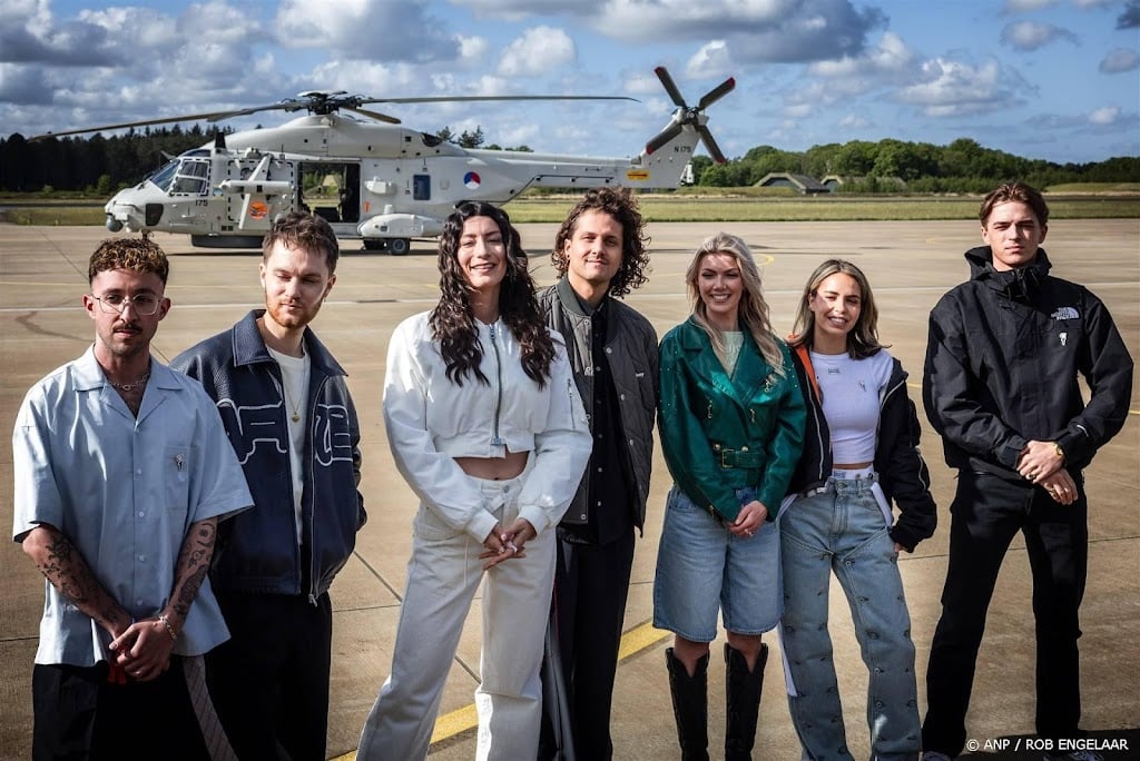 Ambassadeurs van de Vrijheid per helikopter op weg naar festivals