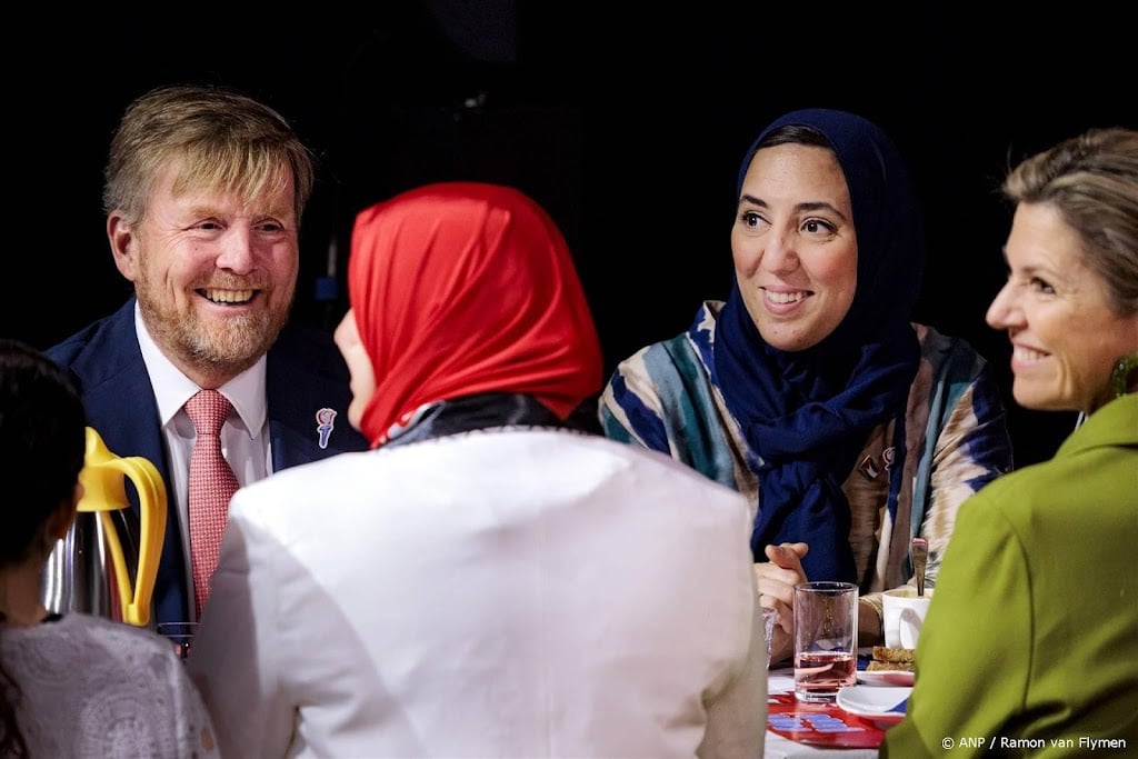 Koningspaar schuift aan bij vrijheidsmaaltijd in Den Haag