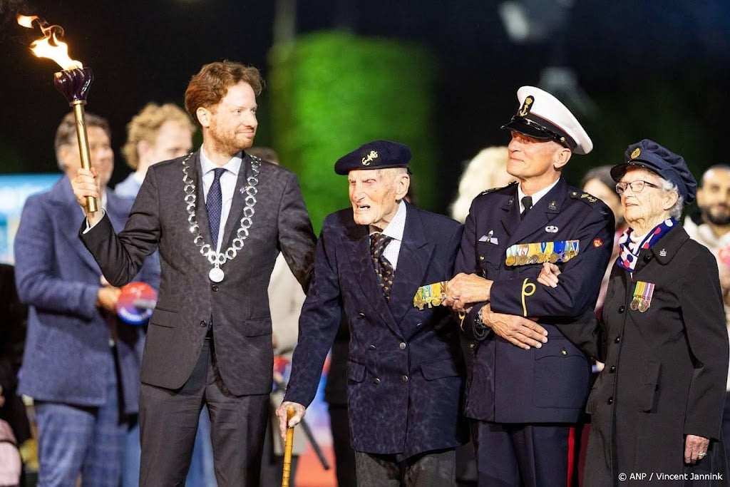WO II-veteranen (103 en 105) ontsteken bevrijdingsvuur Wageningen