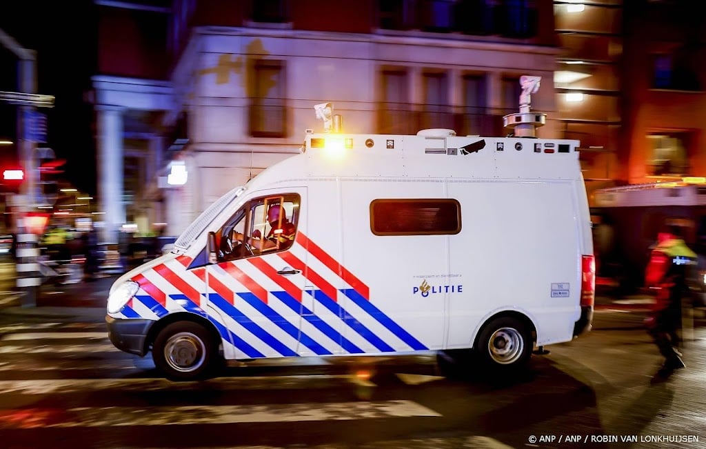 Politie veegt rotonde met anti-azc-betogers leeg in Apeldoorn