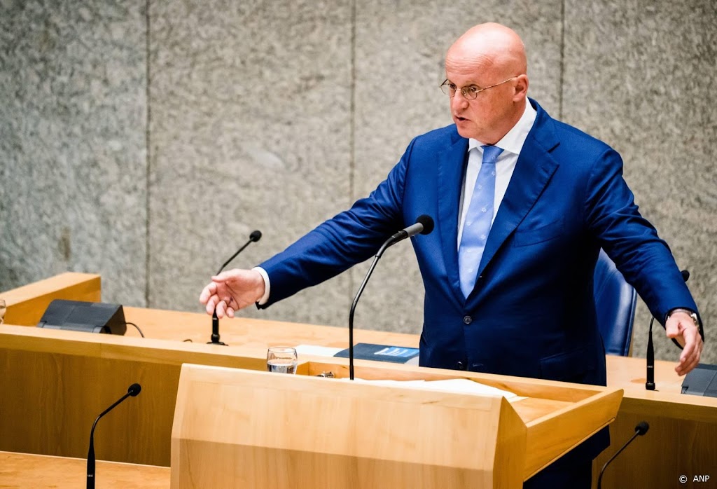 Grapperhaus: corona-overtreders moeten gewoon boete betalen