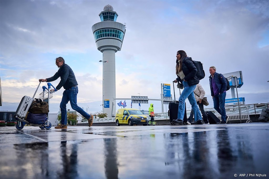 Schiphol: laat je brengen of neem de taxi of de bus