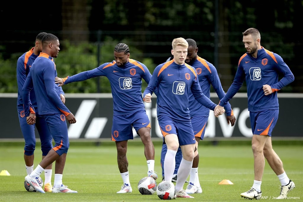 Oranje traint nog altijd zonder middenvelder De Jong