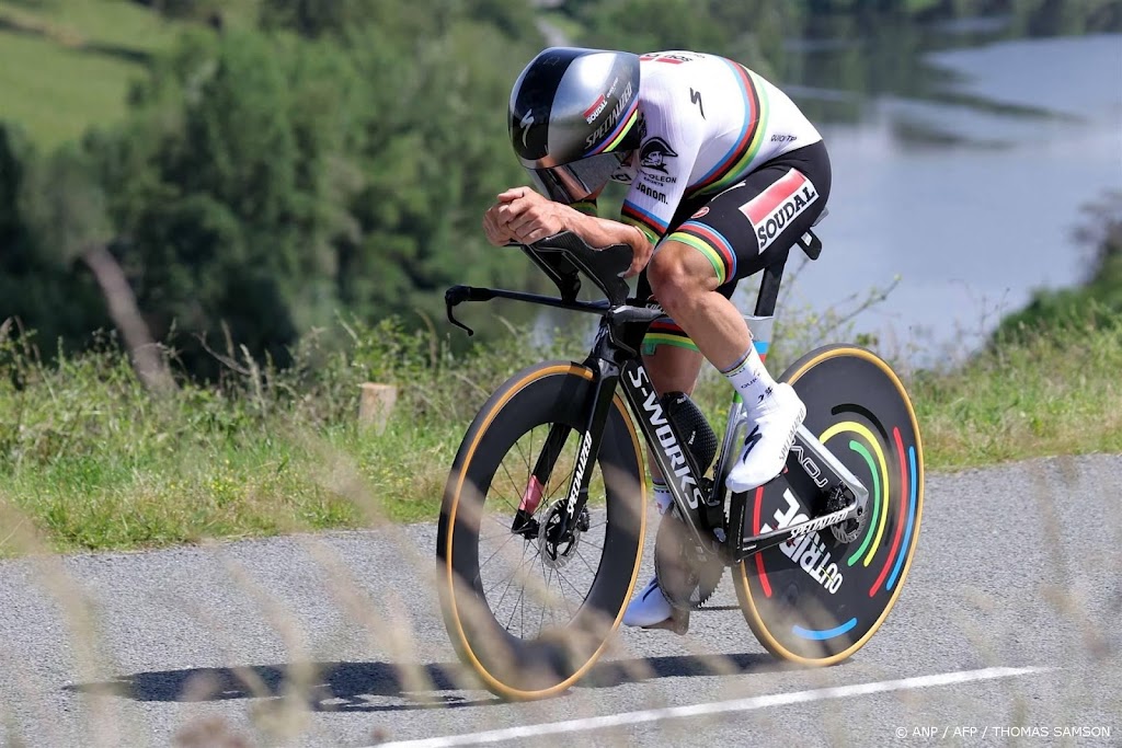 Evenepoel wint overtuigend tijdrit in Critérium du Dauphiné