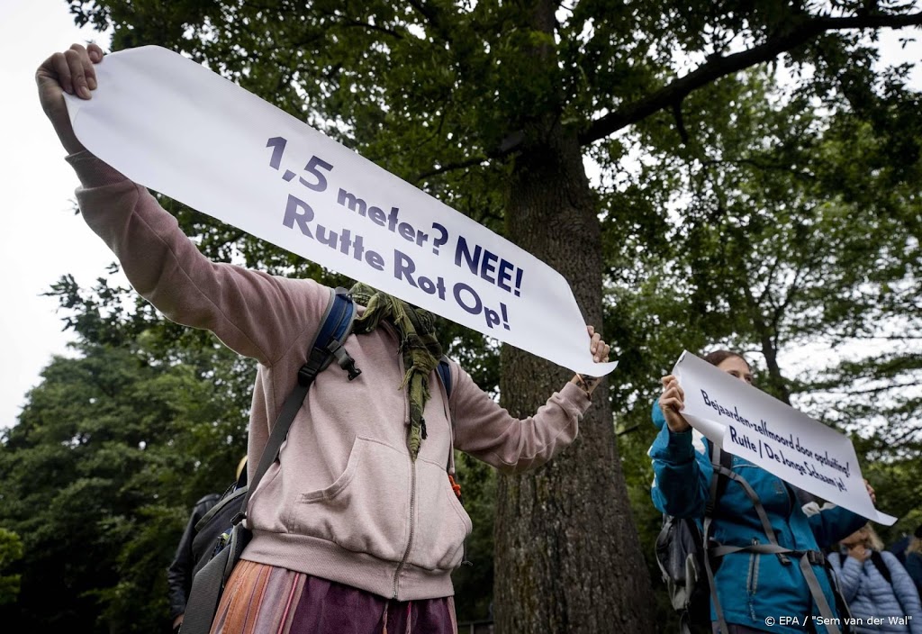 Ruim 200 demonstranten tegen coronamaatregelen in Amsterdam