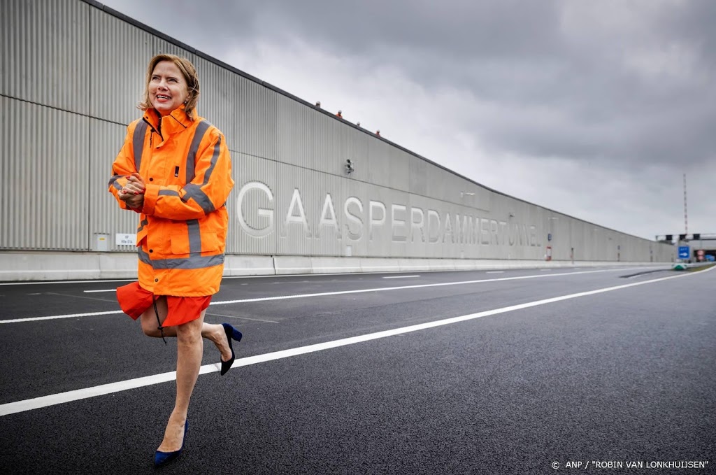 Minister opent eerste rijstroken Gaasperdammertunnel (A9)