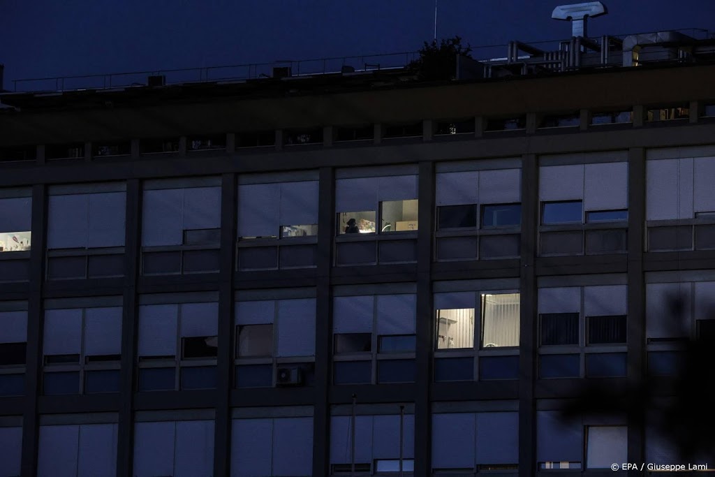 Paus in ziekenhuis geopereerd aan dikke darm