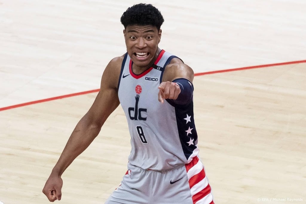 Basketballer Hachimura en worstelaar Susaki dragen Japanse vlag
