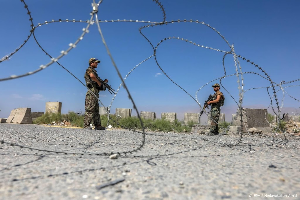 Afghaanse militairen vluchten massaal naar buurland 