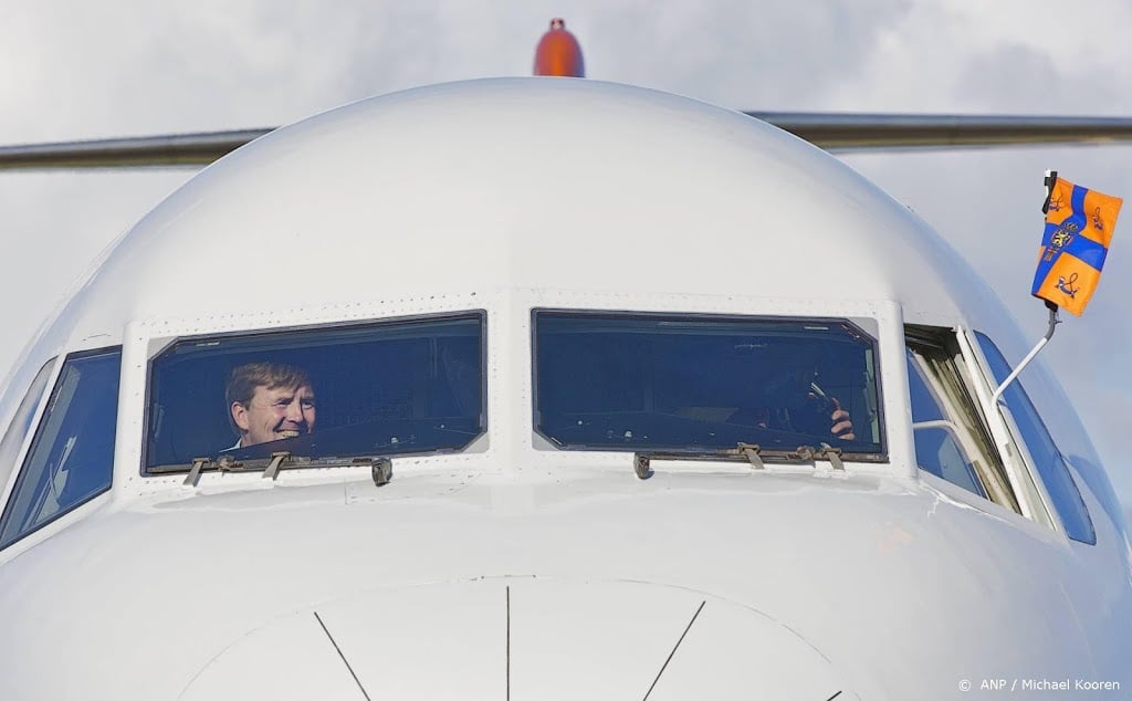 Koning in cockpit tijdens vlucht naar Berlijn voor staatsbezoek
