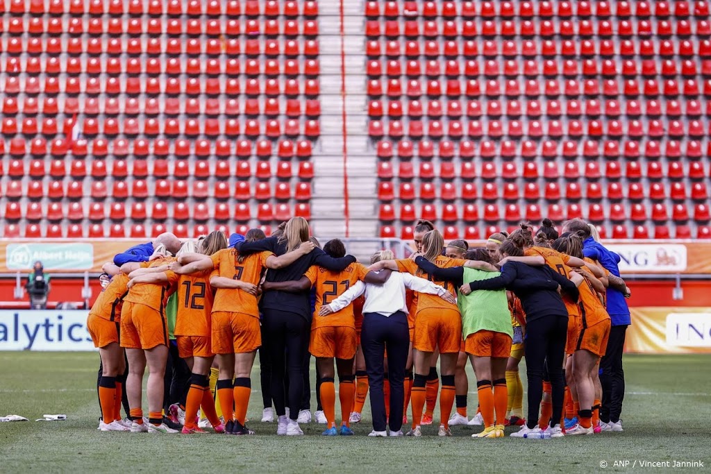 Wiegman met 24 voetbalsters naar Japan voor Spelen