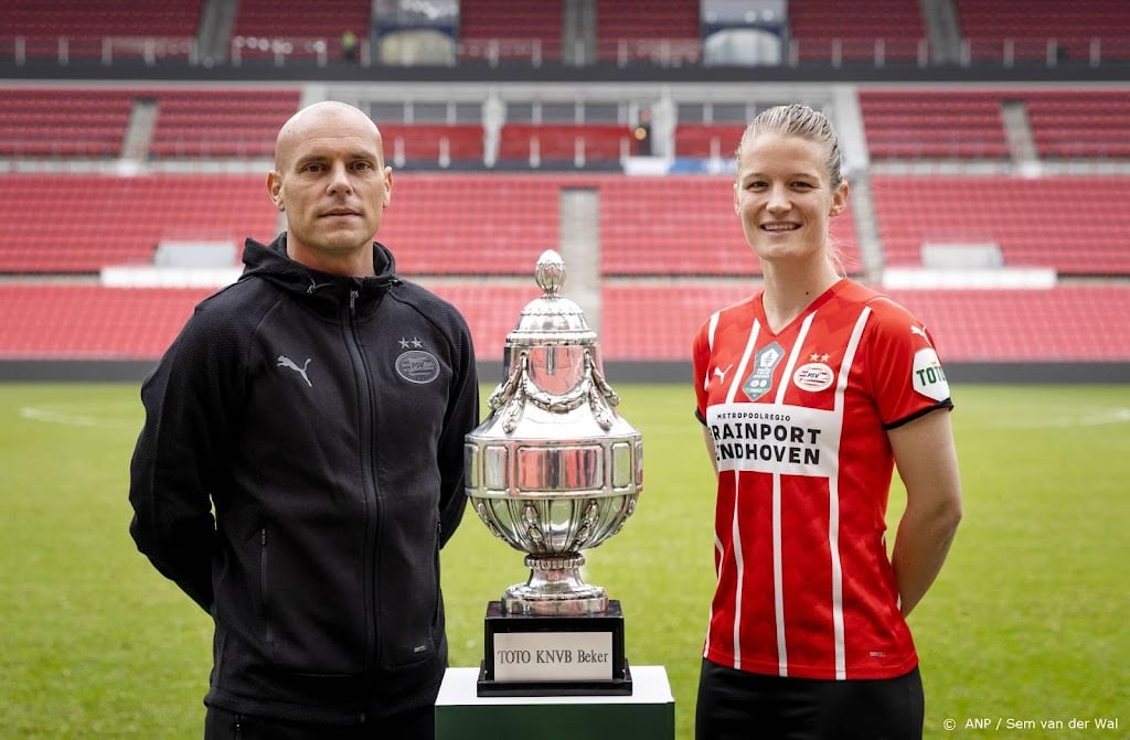 Voetbalsters PSV tot medio 2025 door met trainer De Rooij