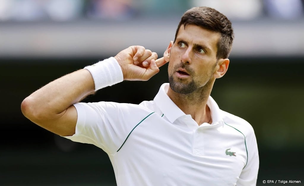 Djokovic knokt zich op Wimbledon in vijf sets voorbij Sinner