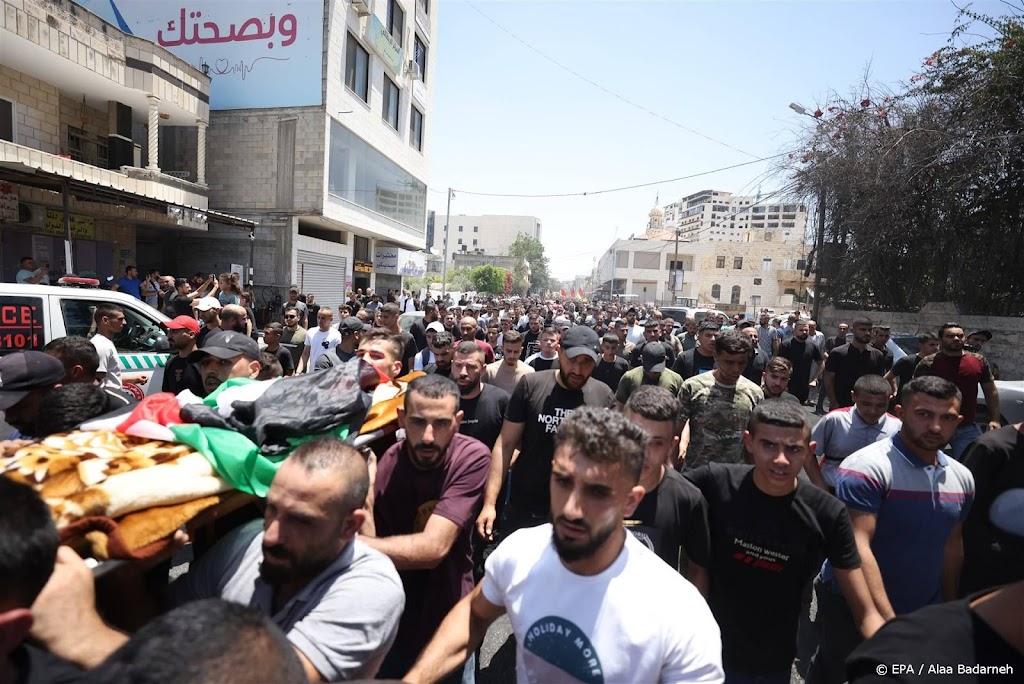 Duizenden Palestijnen nemen afscheid van doden na legeroperatie