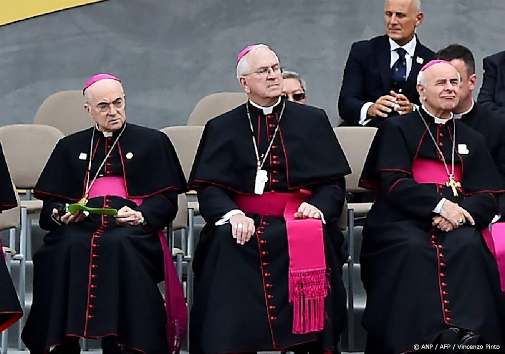 Vaticaan zet voormalig gezant en aartsbisschop uit kerk