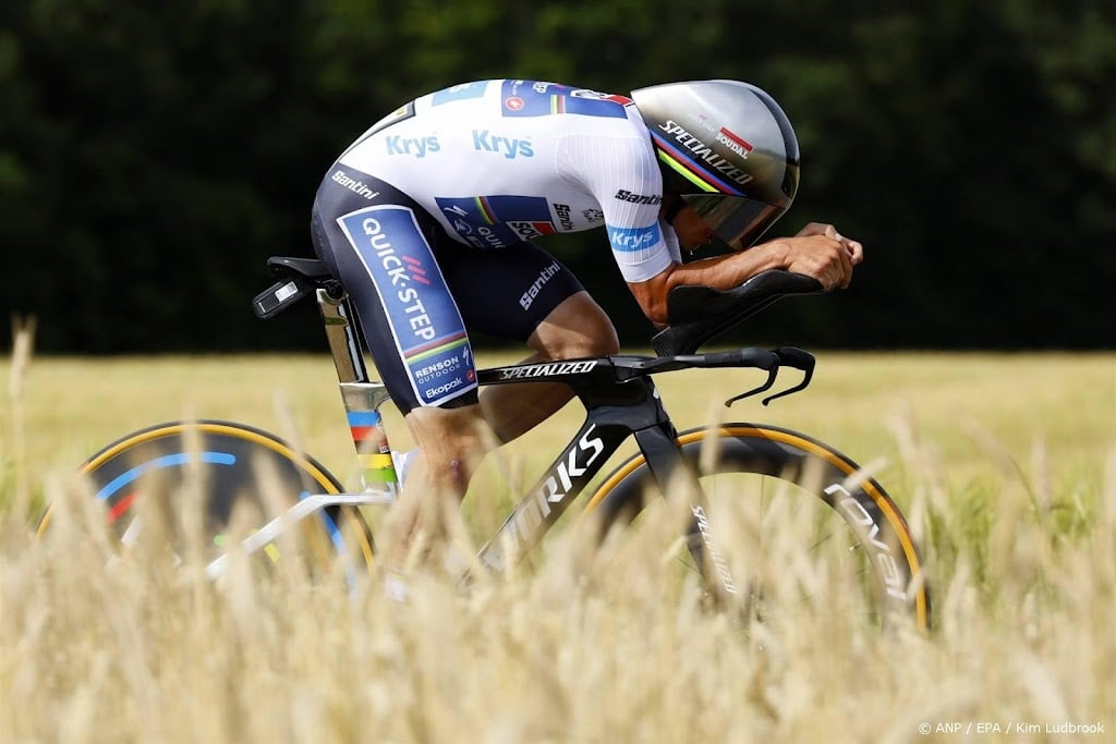 Evenepoel wint eerste tijdrit in Tour, Pogacar behoudt gele trui