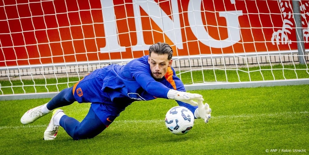 Doelman Olij bij debuut PSV snel naar de kant met blessure