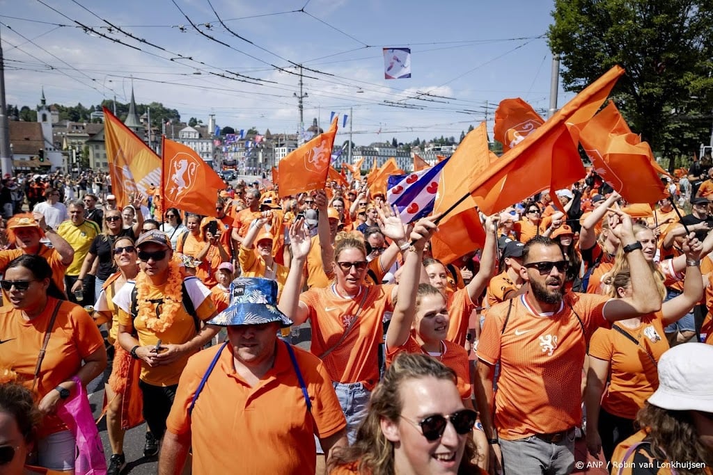 Enkele duizenden Oranjefans in stoet naar stadion voor EK-start
