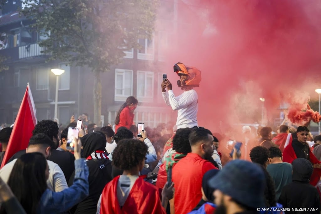 Supporters Marokko rijden toeterend weg na feest in Amsterdam