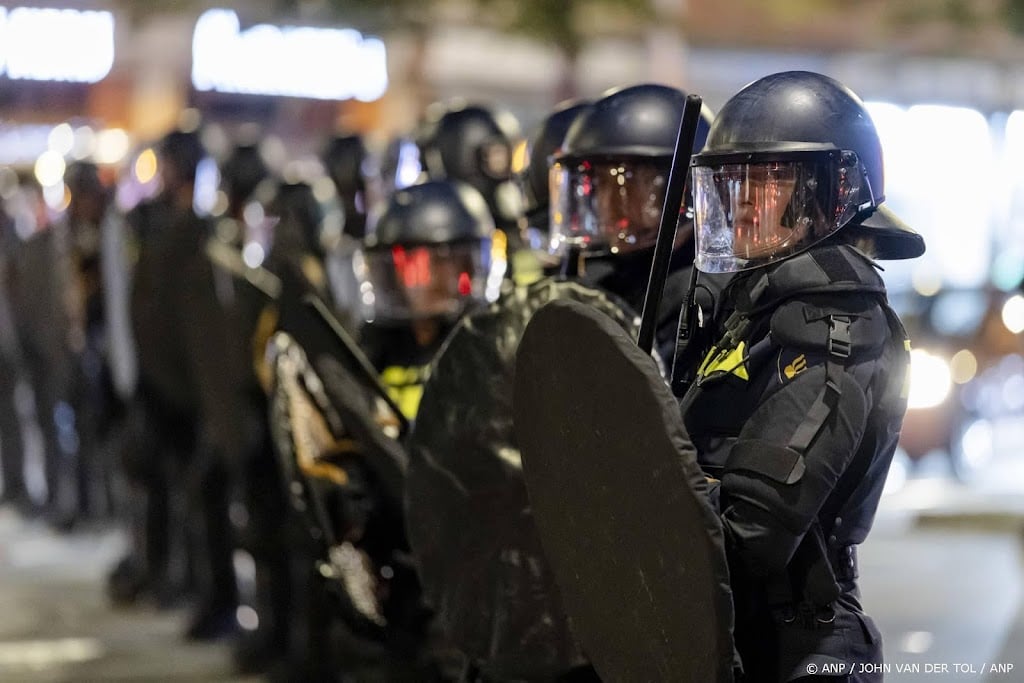 29 arrestaties bij onrust in Den Haag, twee agenten gewond