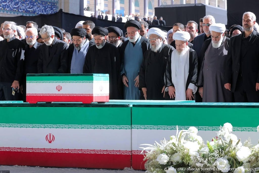Zoons Ali Khamenei nemen afscheid, Mojtaba nog altijd afwezig
