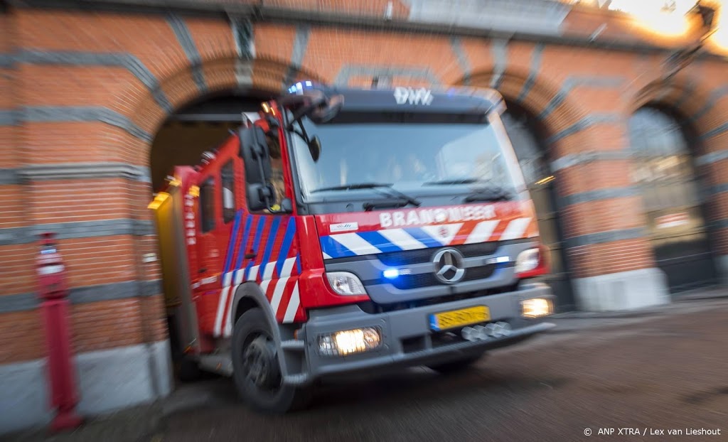 Grote brand in loods met foodtrucks in Amsterdam