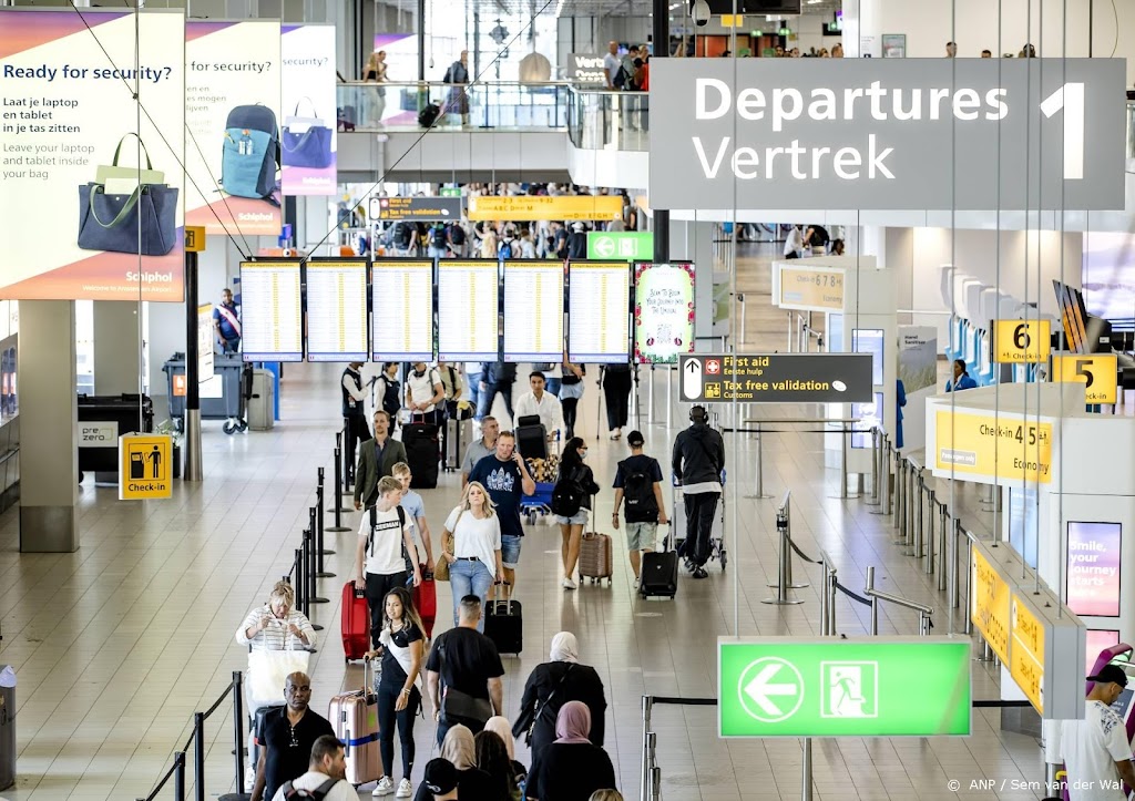 Weer veel reizigers op Schiphol, maar 'alles loopt wel door'