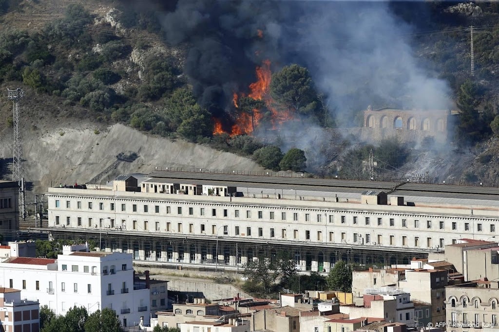 Evacuaties in noordoosten Spanje door grote natuurbrand 