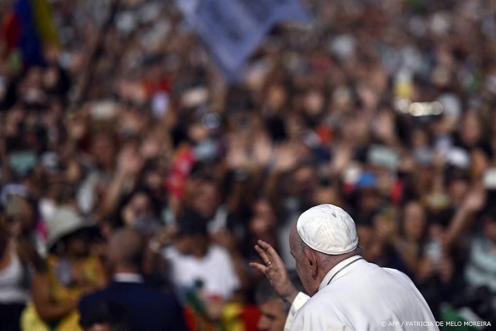 Honderdduizenden gelovigen onthalen paus bij heiligdom Fátima 
